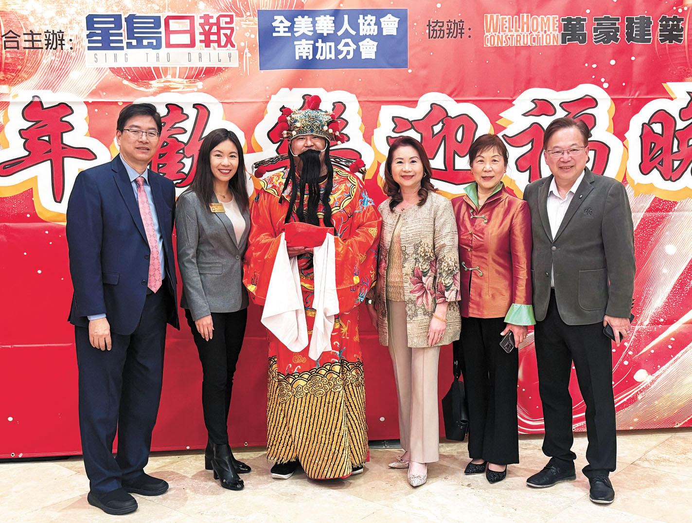 美國中藥聯商會會長劉源凱（右）、梁建鋒（左）等與市長楊安立合影。記者陸新攝