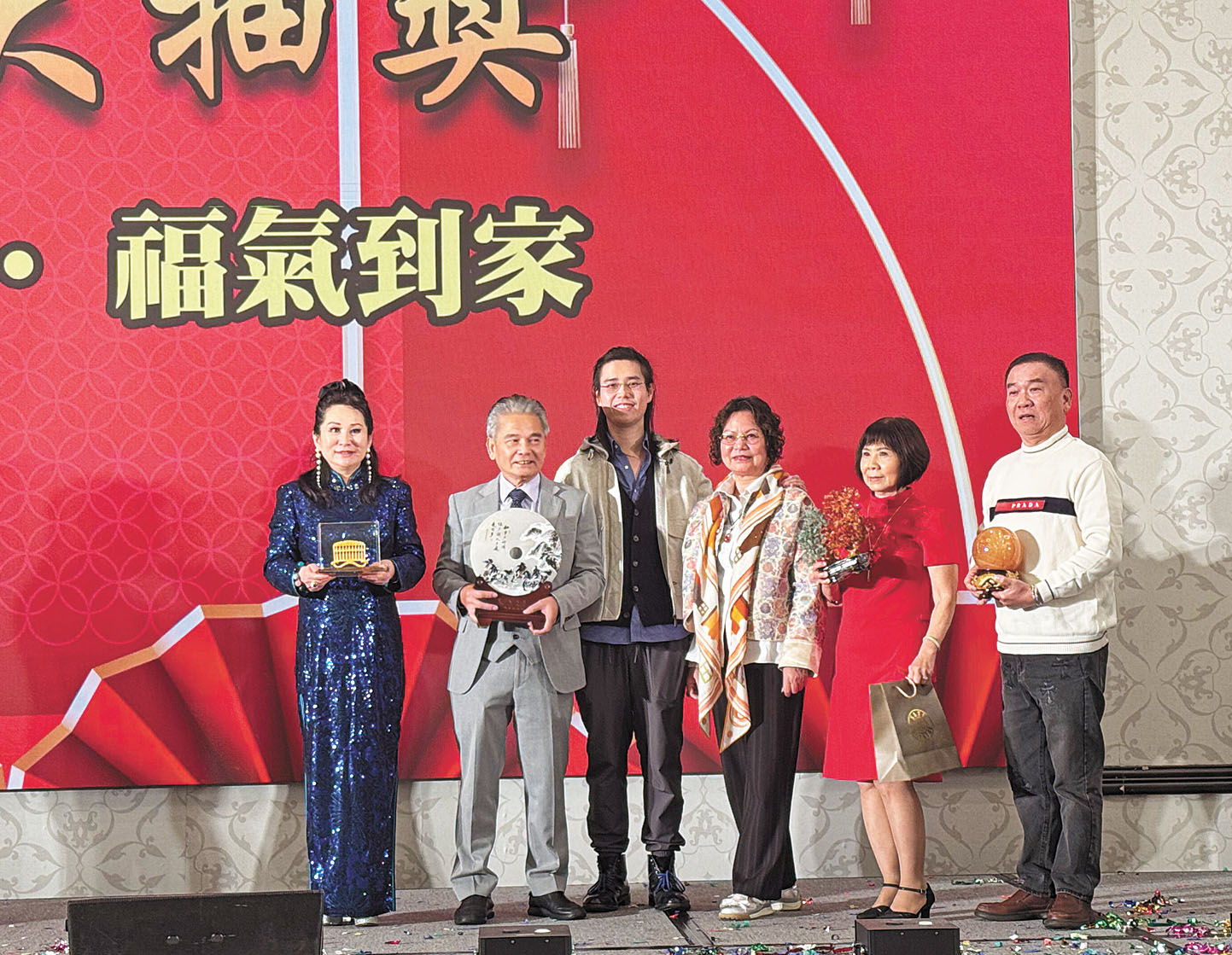 幸運來賓抽到莎莎水晶軒提供的風水好運獎。記者陸新攝