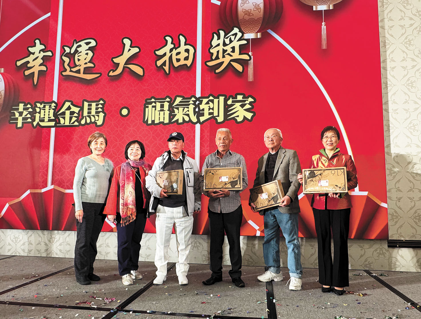 幸運來賓抽到威剛科技提供的電腦屏幕獎。記者陸新攝