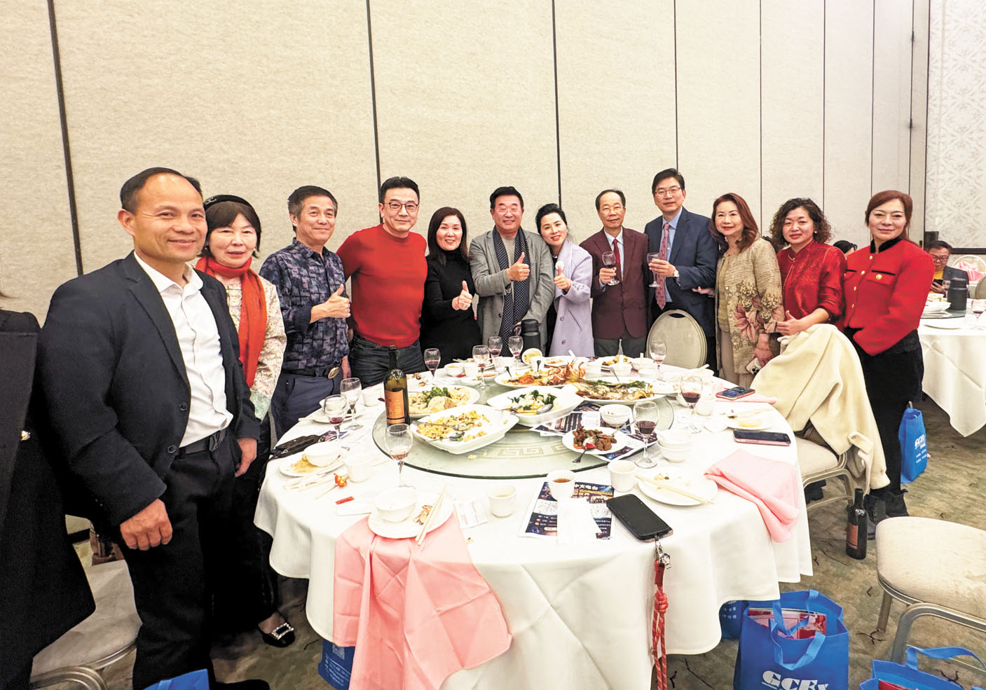 美國華人聯合總會蔡成華（左6）、各協會會長與社長梁建鋒合影。記者陸新攝