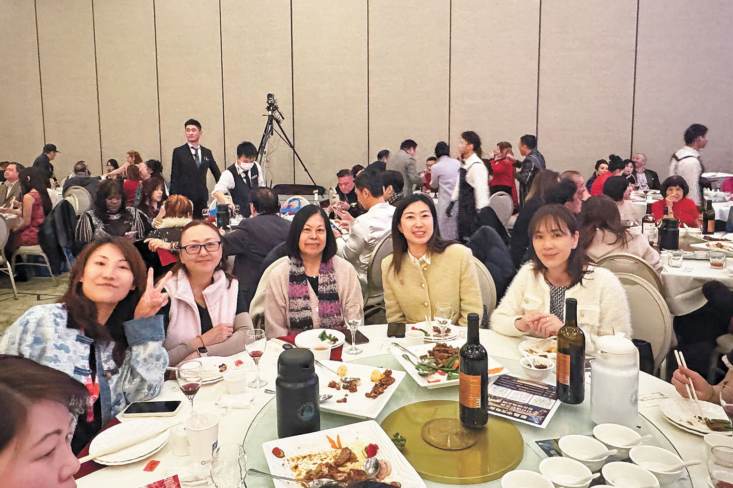 協辦方華埠服務中心團隊出席晚會。記者陸新攝