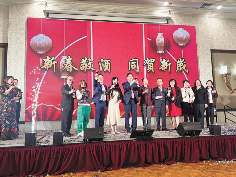 星島日報美西版社長兼總編輯梁建鋒（左5）率同仁與貴賓共同向來賓敬酒。記者陸新攝