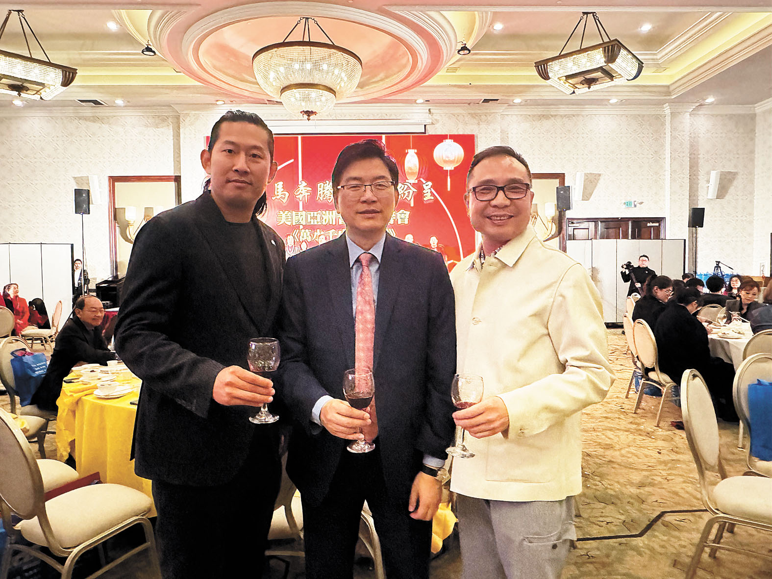 協辦方萬豪建築總經理李健(右)、財務長Jason與社長梁建鋒晚會合影。記者陸新攝