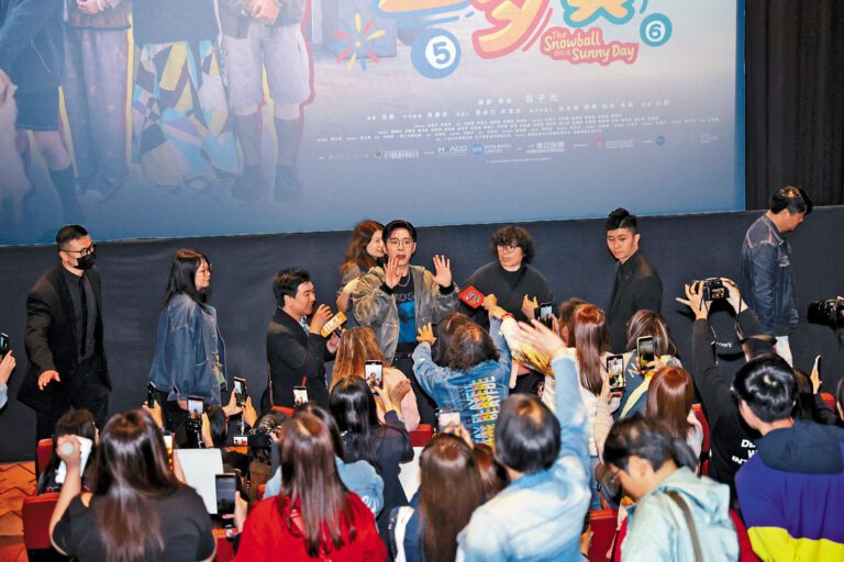 ■Edan昨日去謝票，獲大批粉絲力撐，更有人派利是。