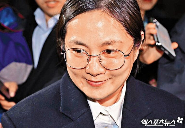 ■期間朴娜萊更面帶微笑，卻被網民狠批她表現詭異。