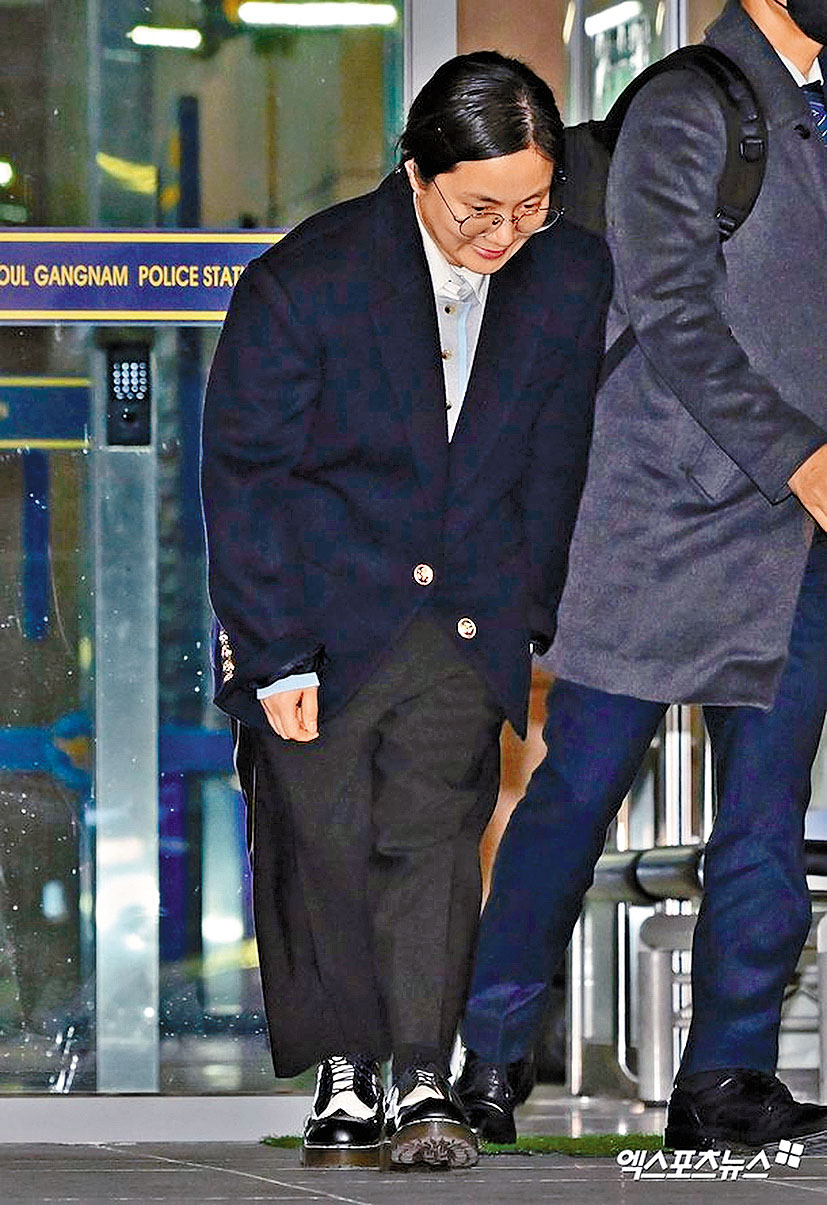 ■經過近8小時調查後，朴娜萊在警局門外向傳媒及民眾鞠躬致歉。