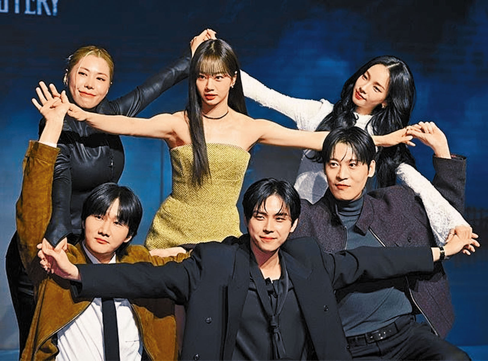 ■演員們手拉手合照時,金度勳(前排中)疑似狂摸Karina(後排右)和GABEE(後排左)。