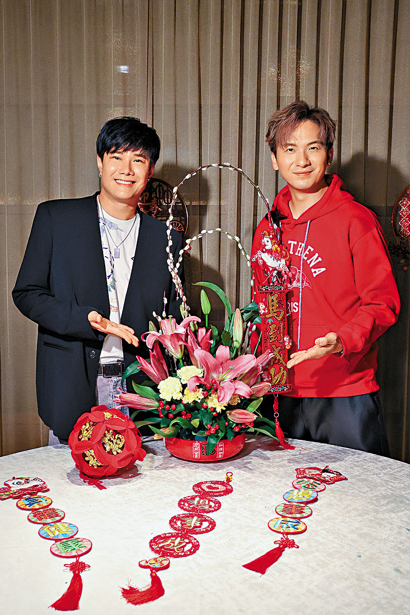 ■二人齊齊插一盆賀年鮮花,成品可謂有板有眼!