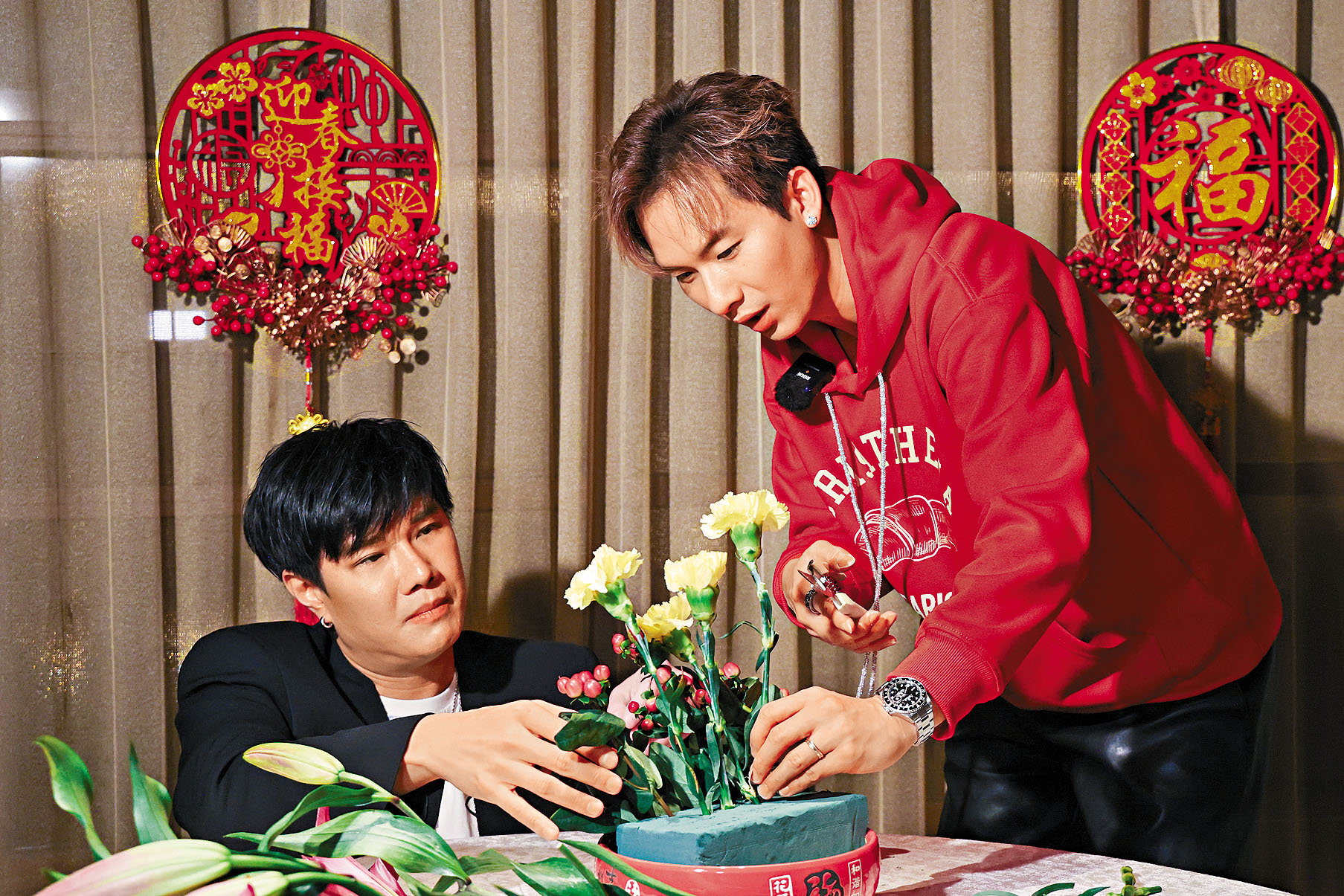 ■二人神情認真地插年花。