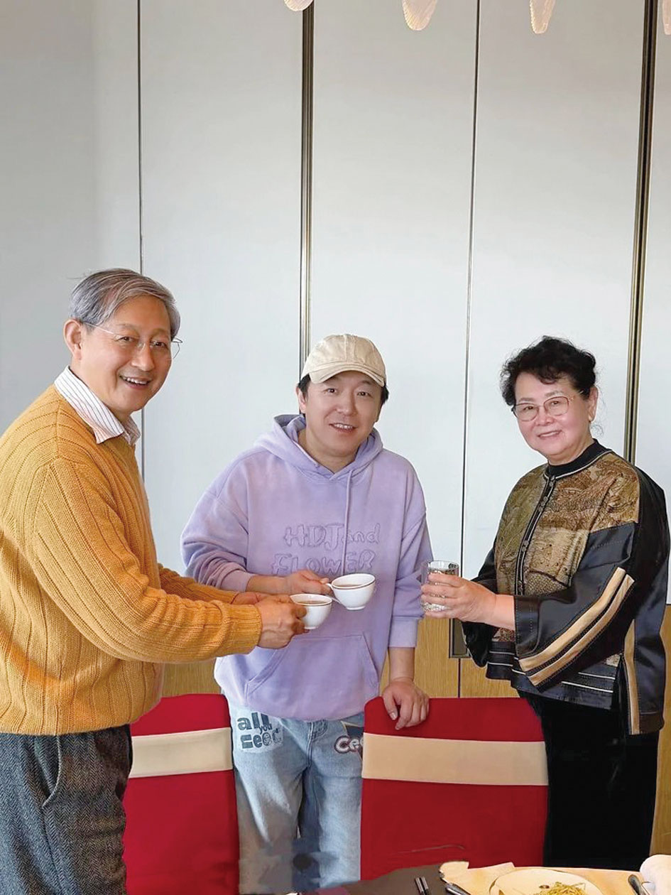 黃渤與岳父岳母。網上圖片