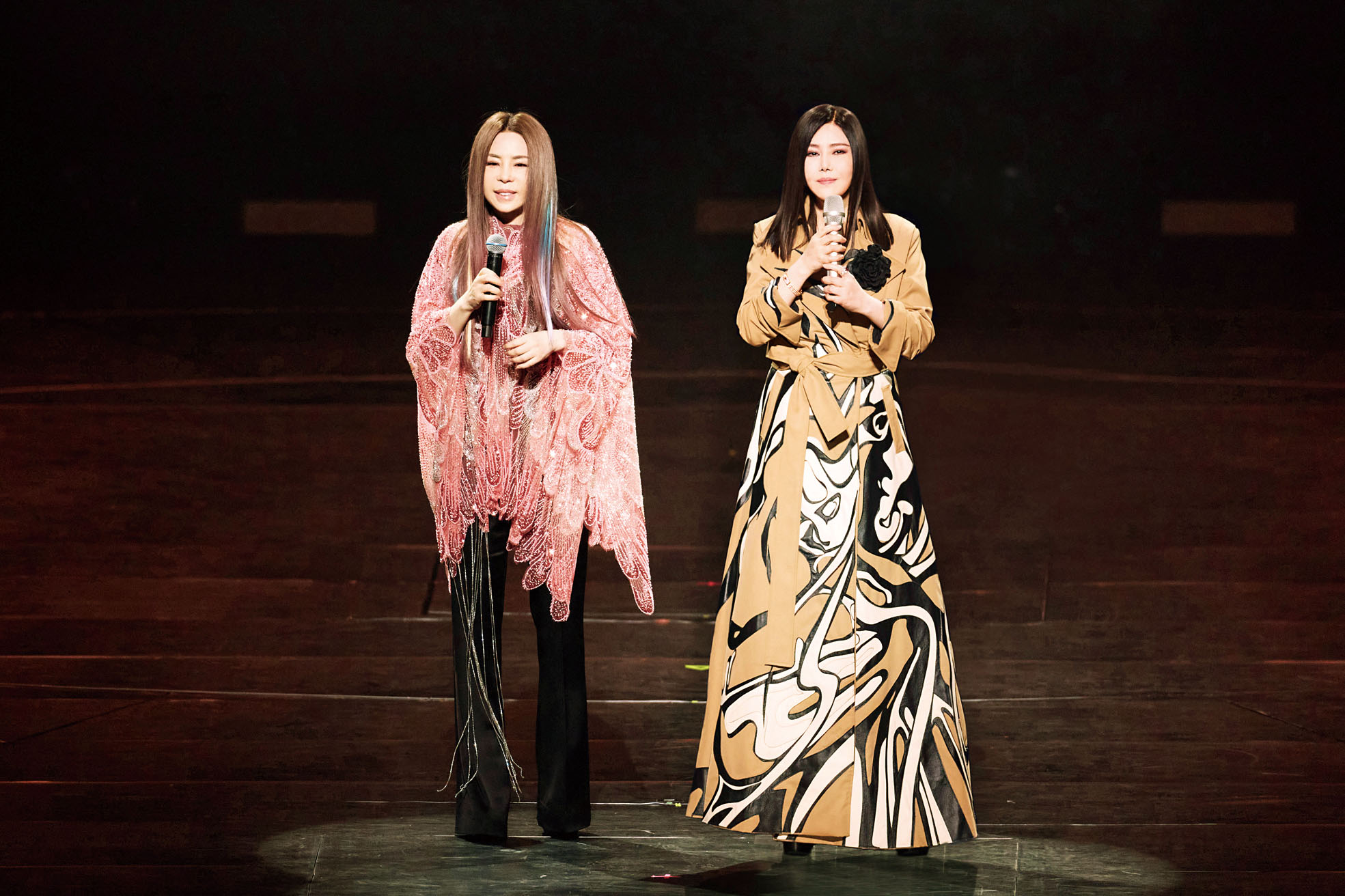 江蕙（右）她與妹妹江淑娜同台演出。網上圖片