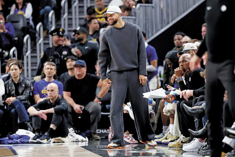 庫里養傷期間堅持站在場邊為隊友加油。美聯社