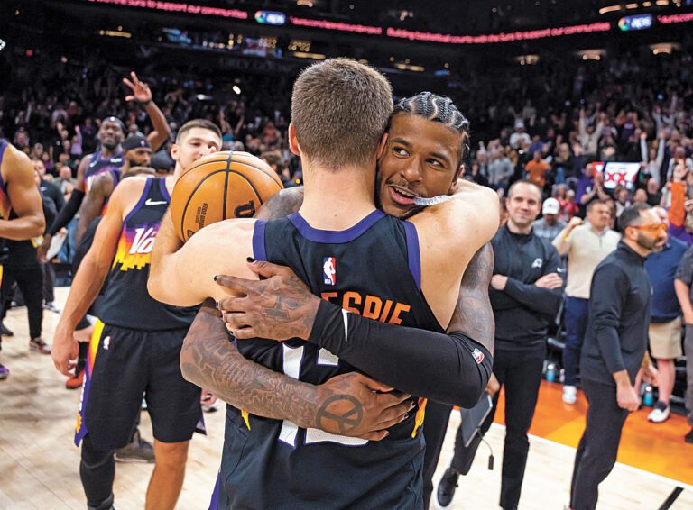 太陽擊敗魔術之後，格林與隊友相擁慶祝。路透社