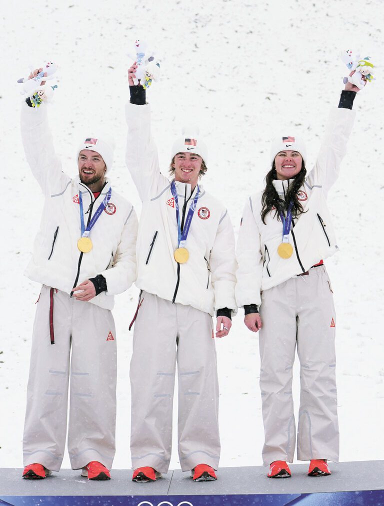 利利斯、柯蘭、庫恩（從左至右）站上最高領獎台。新華社