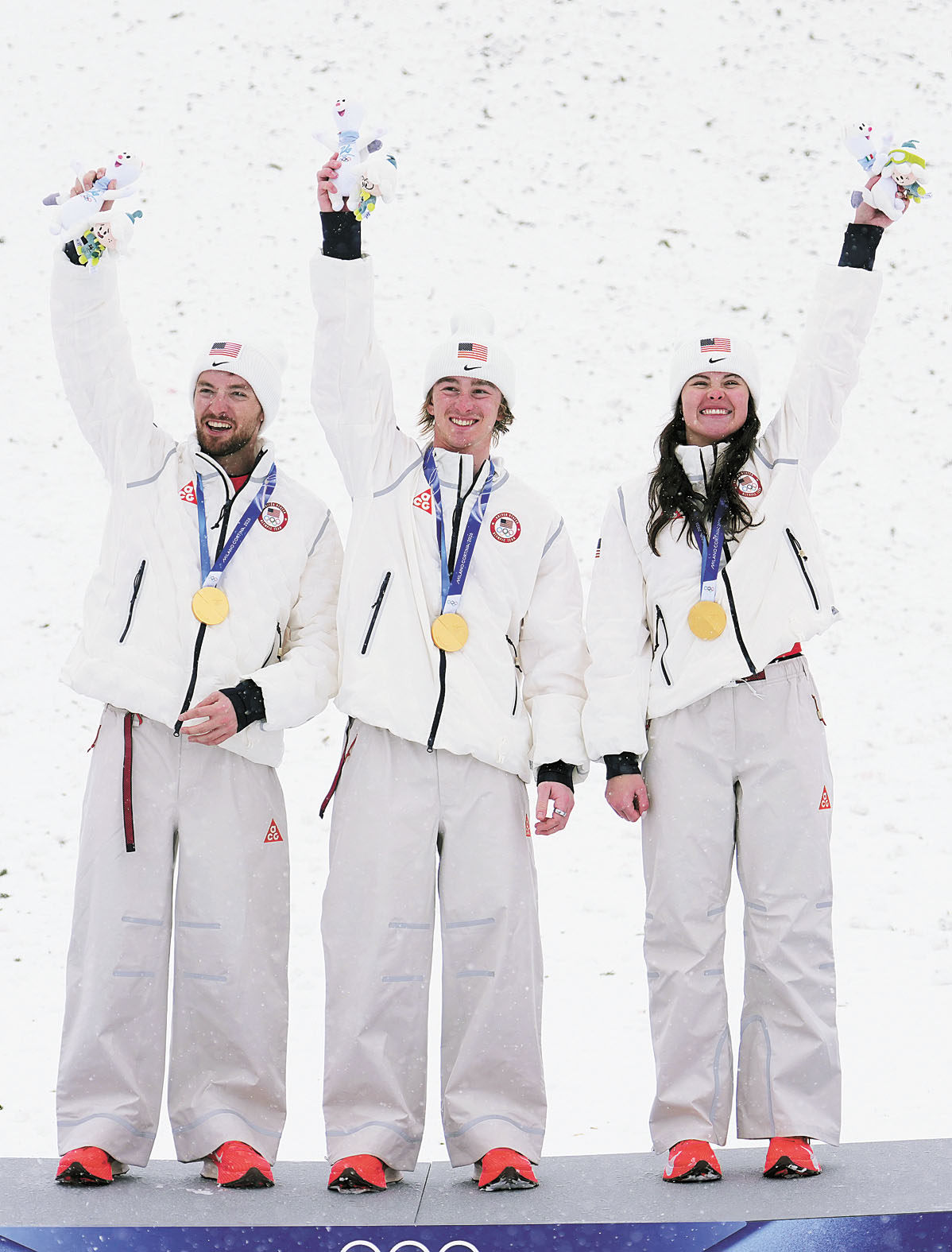 利利斯、柯蘭、庫恩（從左至右）站上最高領獎台。新華社