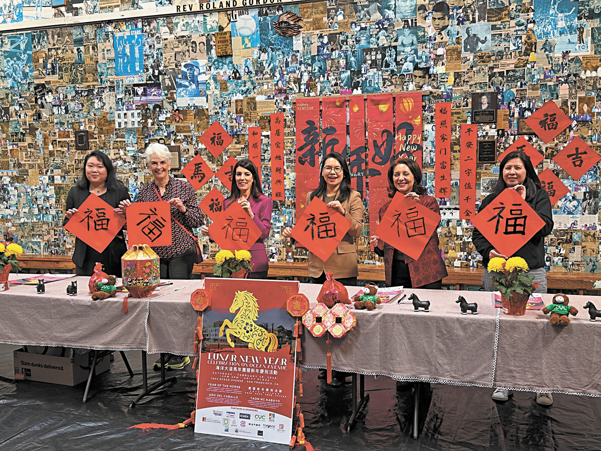 出席官員體驗手寫揮春並展示「福」字春聯,為馬年慶典送上祝福。記者蘇婕雅攝