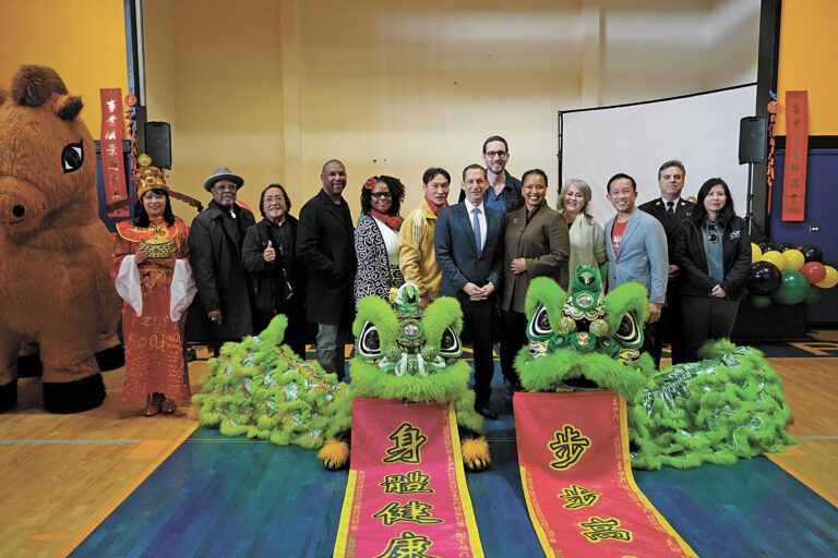市長羅偉（藍色領帶）與活動主辦方負責人、嘉賓合影。記者黃偉江攝