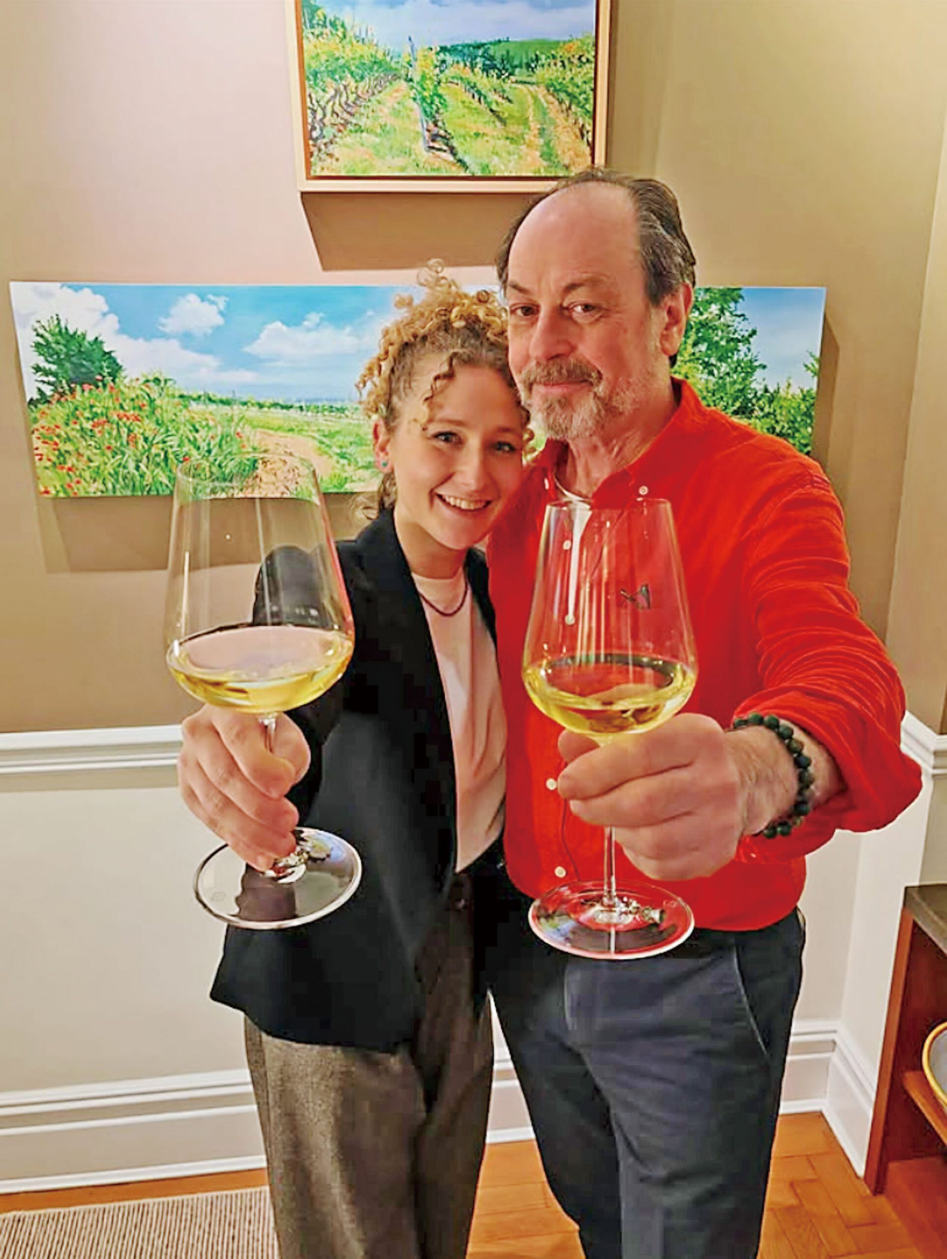 小型葡萄酒進口商老闆施瓦茨(右)提告特朗普政府獲勝後,公開慶祝。網上圖片