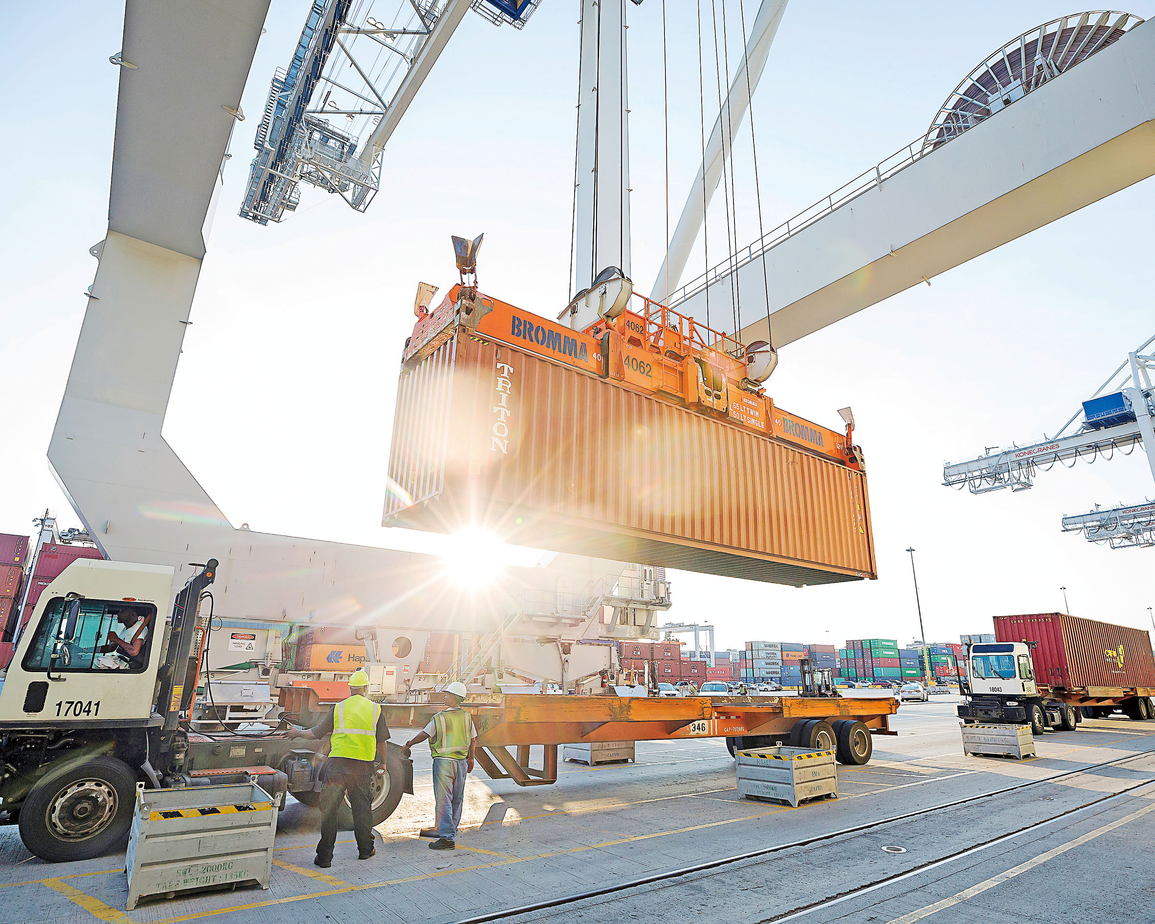 特朗普宣布將10%全球關稅稅率上調至15%，此舉勢必影響進出口，圖為在喬治亞州薩凡納港，工作人員在操作貨櫃轉運。美聯社資料圖片