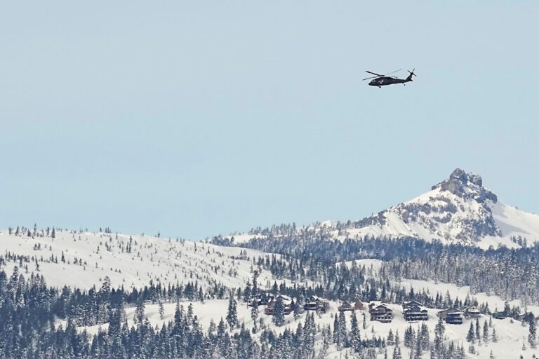 搜救行動21日持續的同時，一架陸軍黑鷹直升機飛向城堡峰。當局當日宣布已尋回9具遺體。美聯社