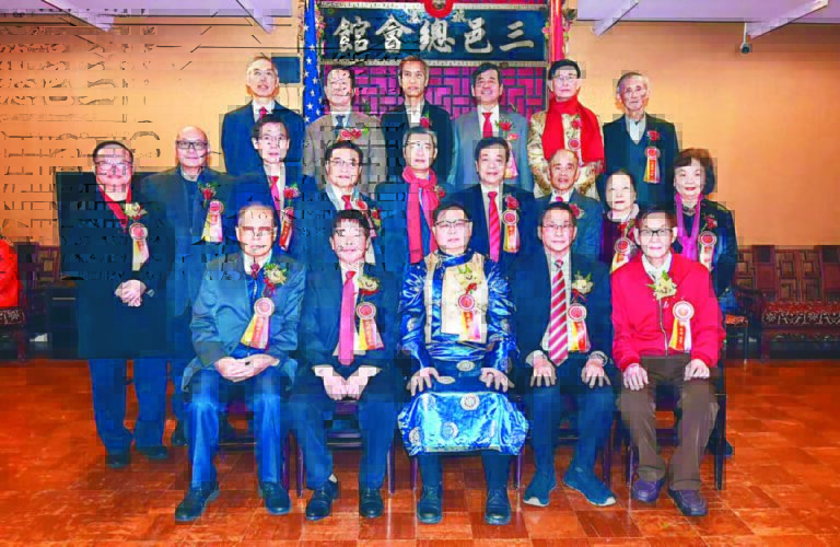 三邑總會館主席盧炳坤、書記楊幹能、福蔭堂總理關信民、昌後堂總理楊國興、行安堂主席黃志沖暨三邑董事在禮堂合影。馬紅兵攝