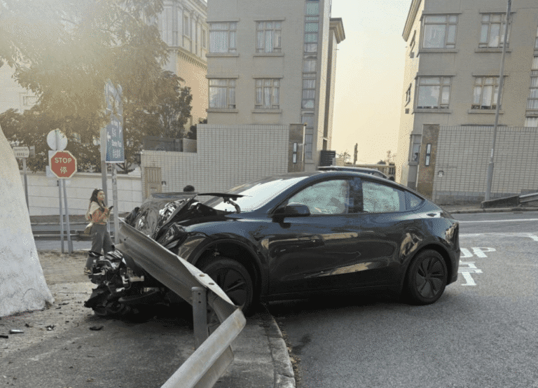 赤柱Tesla失控自炒！猛撼防撞欄剷上行人路 車頭盡毀幸司機無恙