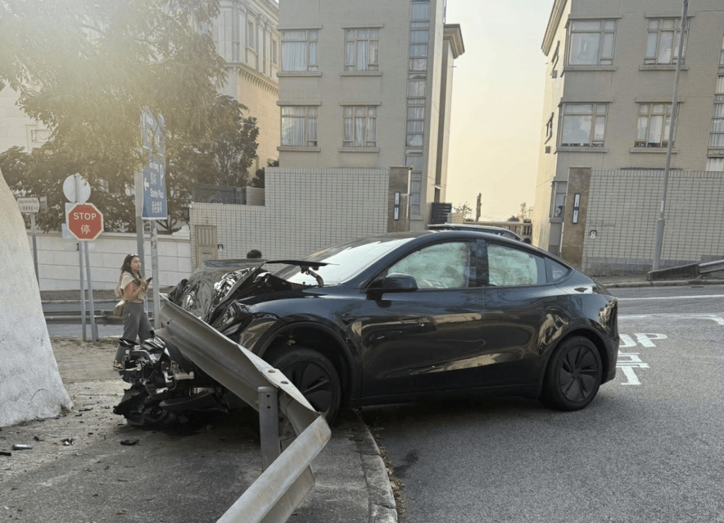 赤柱Tesla失控自炒！猛撼防撞欄剷上行人路 車頭盡毀幸司機無恙