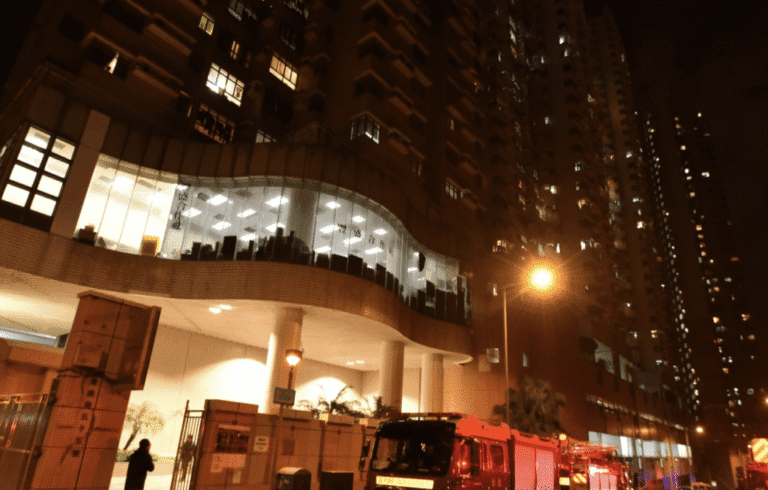 【突發】牛池灣紀律部隊宿舍天台梯間起火 50人急疏散 警列縱火案調查