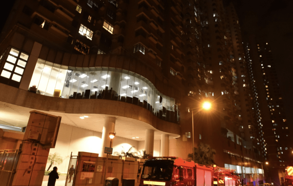 【突發】牛池灣紀律部隊宿舍天台梯間起火 50人急疏散 警列縱火案調查