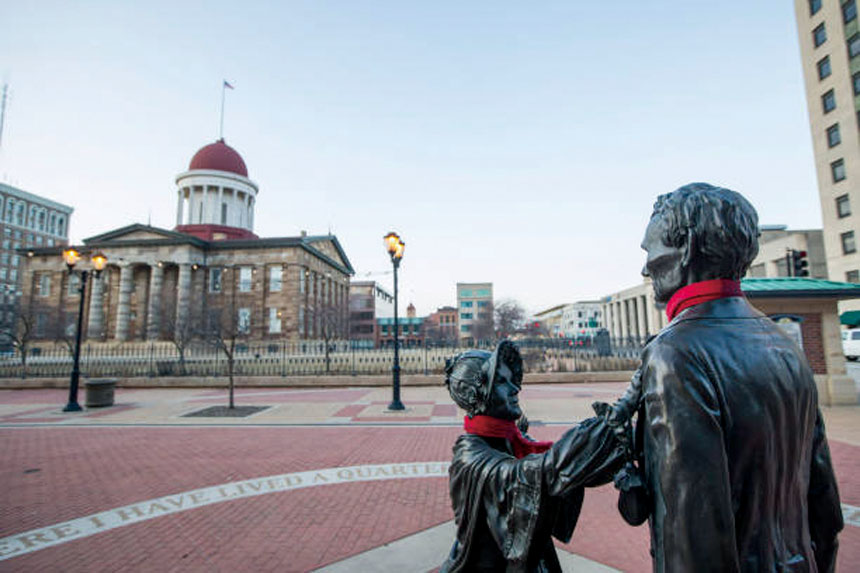 伊州州府立法人都十分關注州長普瑞茲克發佈的預算具體細節。