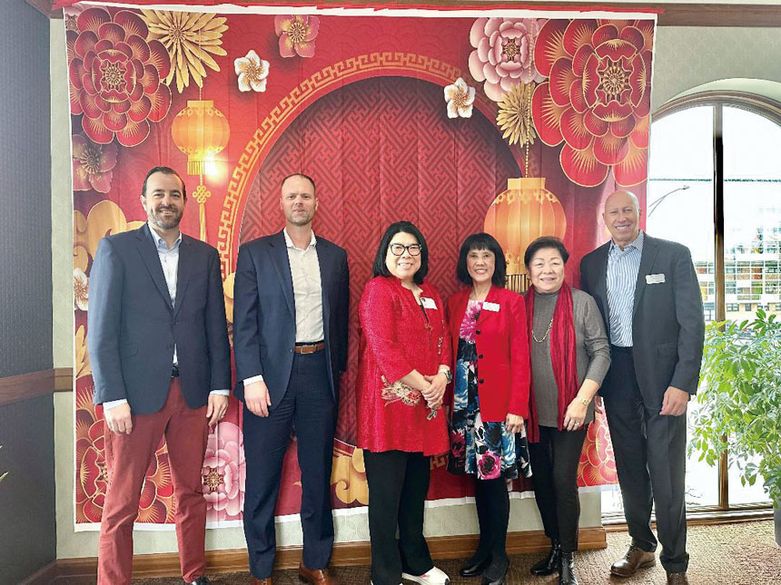 第11區區長李惠華(左3)、梅氏總公所主席梅施美英(右2)、湖濱銀行南華埠分行副總裁方駱雪絲(右3)與湖濱銀行高層合影。梁敏育攝