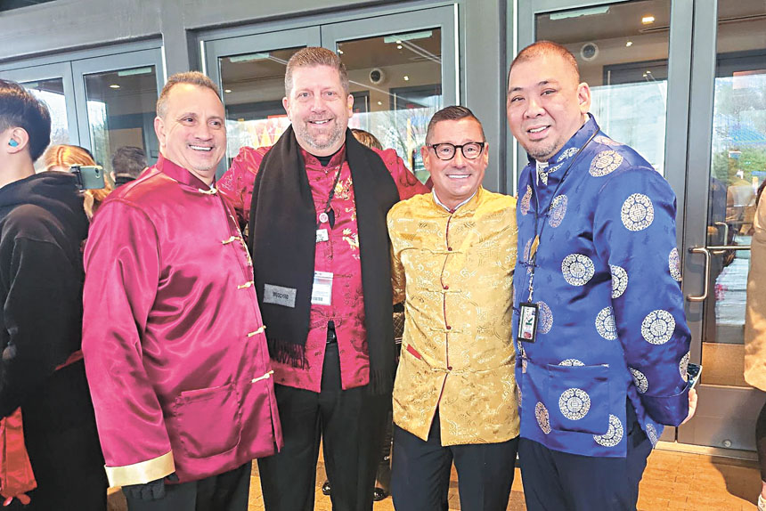 賓州金鋒大賭場市場行政總監Michael Pistone、賭場總經理Patrick Ryan 、財政部副總裁Michael Vinci 及執行副總裁Pak Lau等高層向大家拜年。