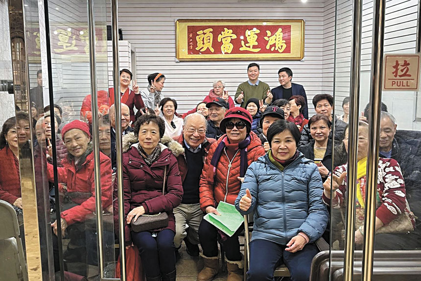 王鏑與區領袖及義工合照。