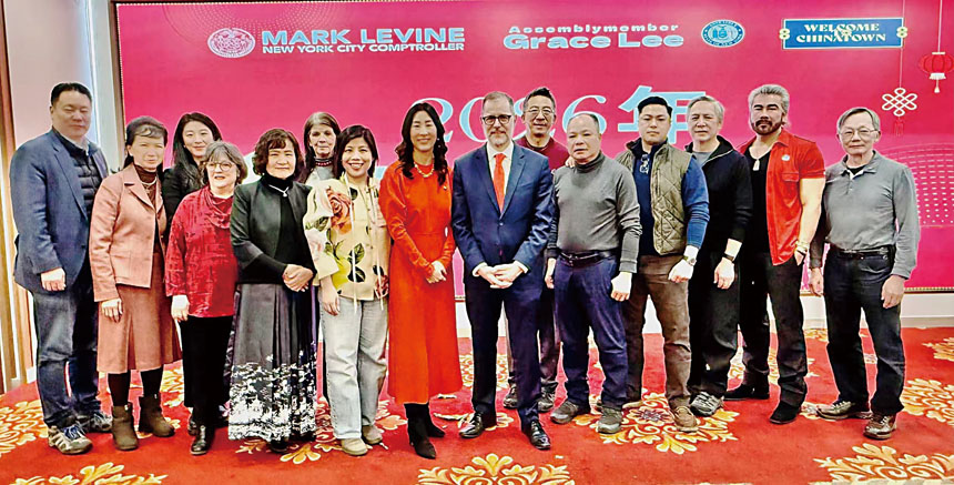 州議員李榮恩、主計長李文與眾位被表揚者合照。