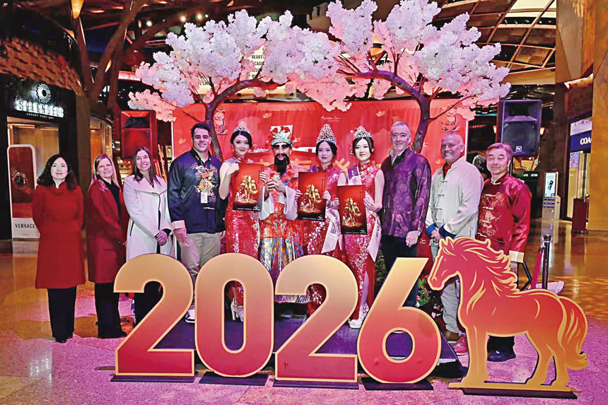 在金神名店街中心區的財神賀馬年專區 ，賭場高層與紐約華裔小姐及財神爺合影。