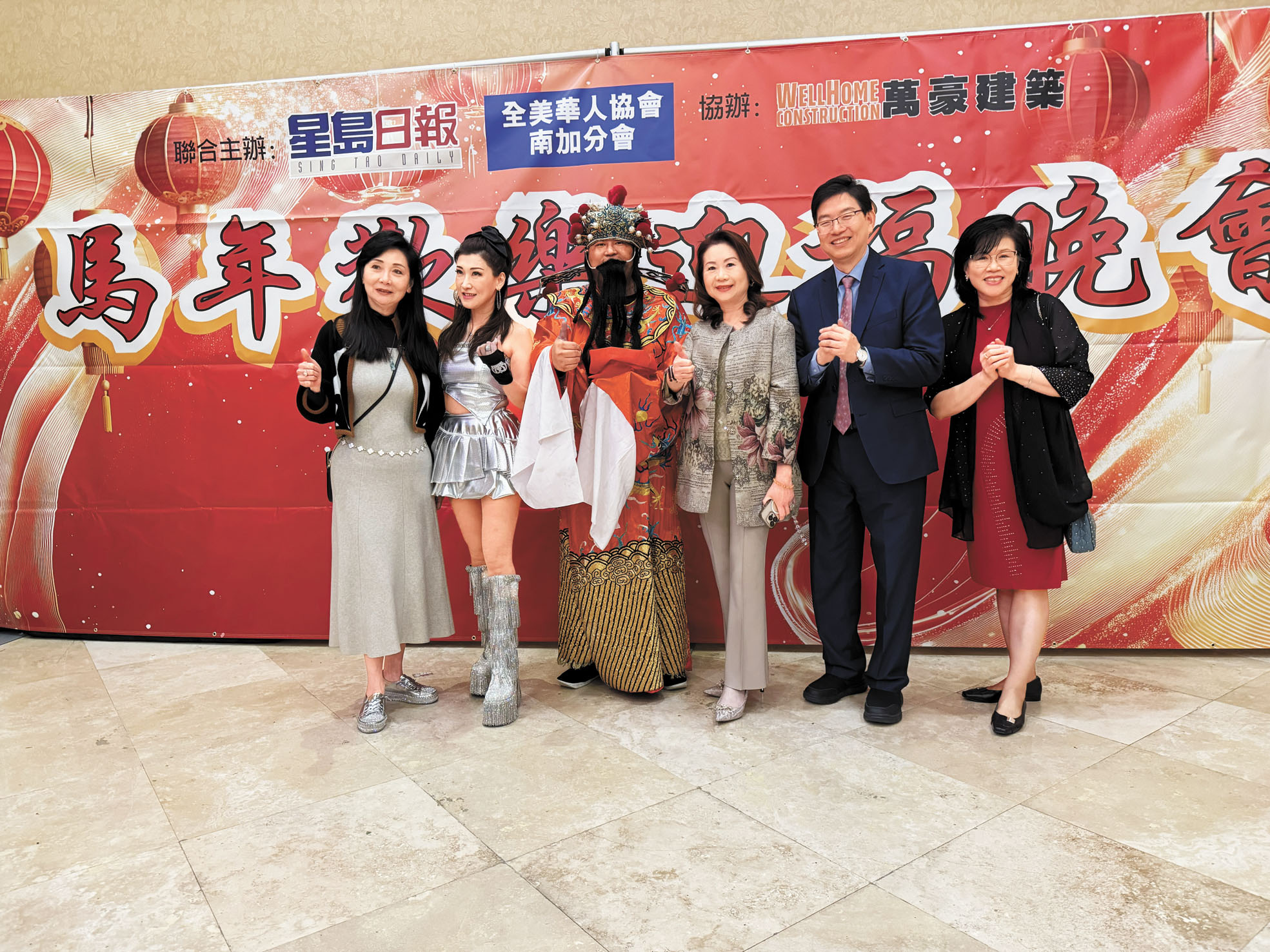 由星島日報與全美華人協會南加分會20日聯合主辦的「2026羅省馬年迎福歡樂晚會」，來自台灣的影視歌三棲明星Yvonne（左2）晚會中的表演一鳴驚人。