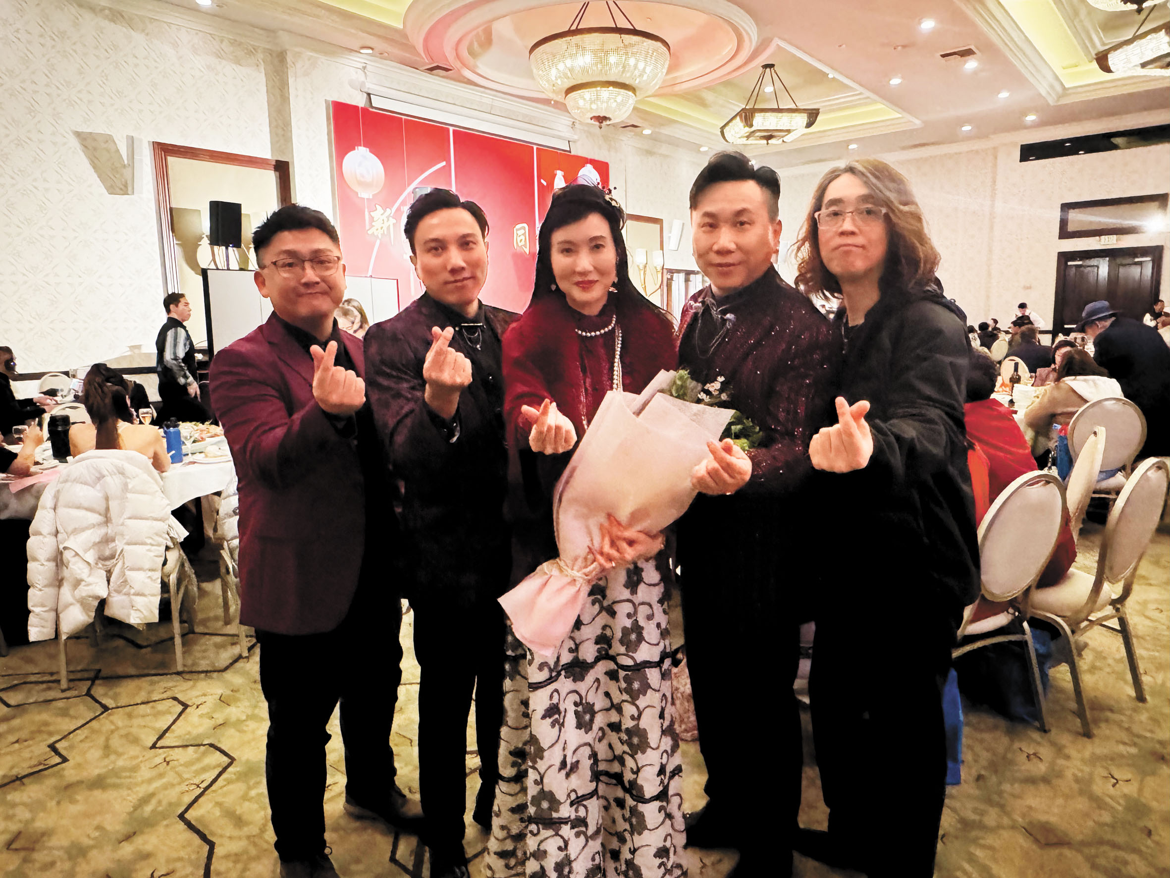 前蒙市市長饒影凡（中）與M4組合。記者陸新攝