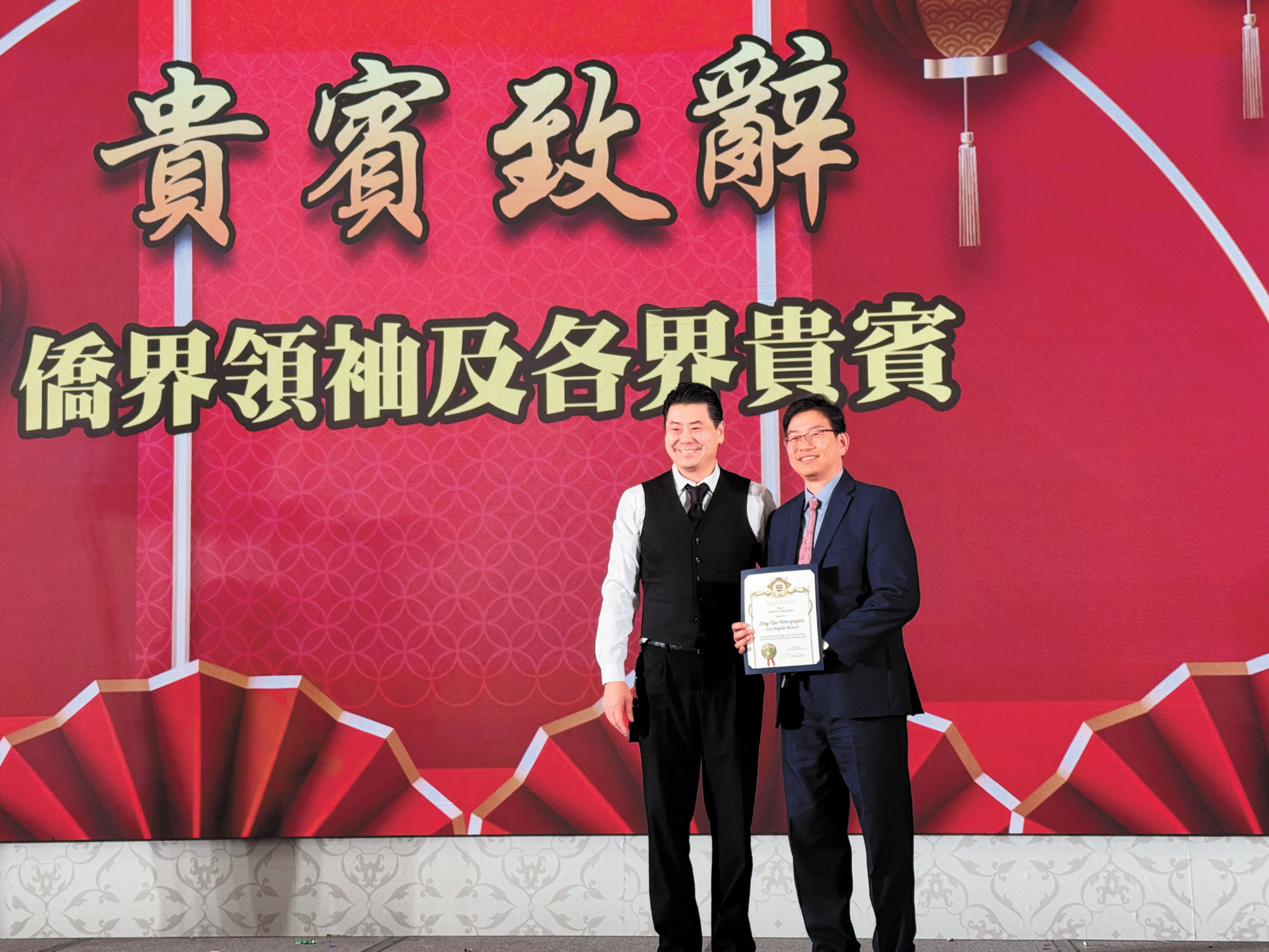 亞凱迪亞副市長鄭博仁（左）為梁建鋒（右）頒發賀狀。記者陸新攝