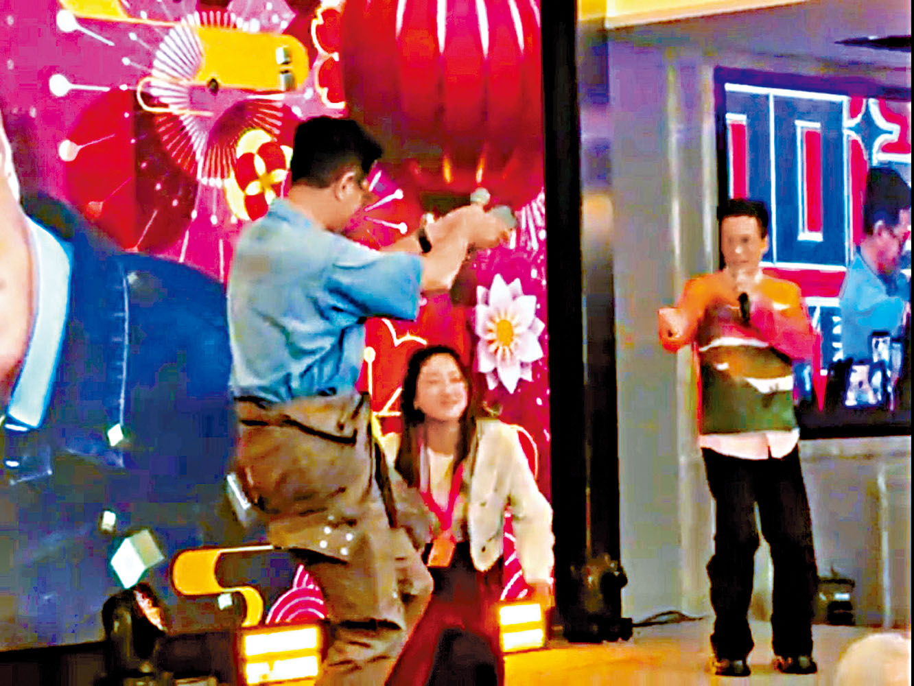 古仔重現經典「拜神」動作。