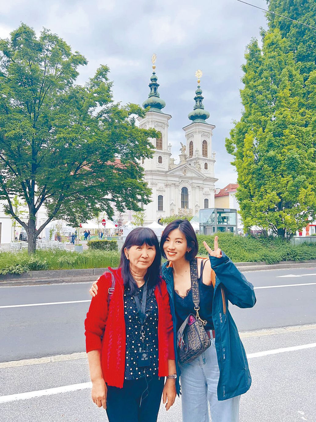 米可白和媽媽感情好。網上圖片