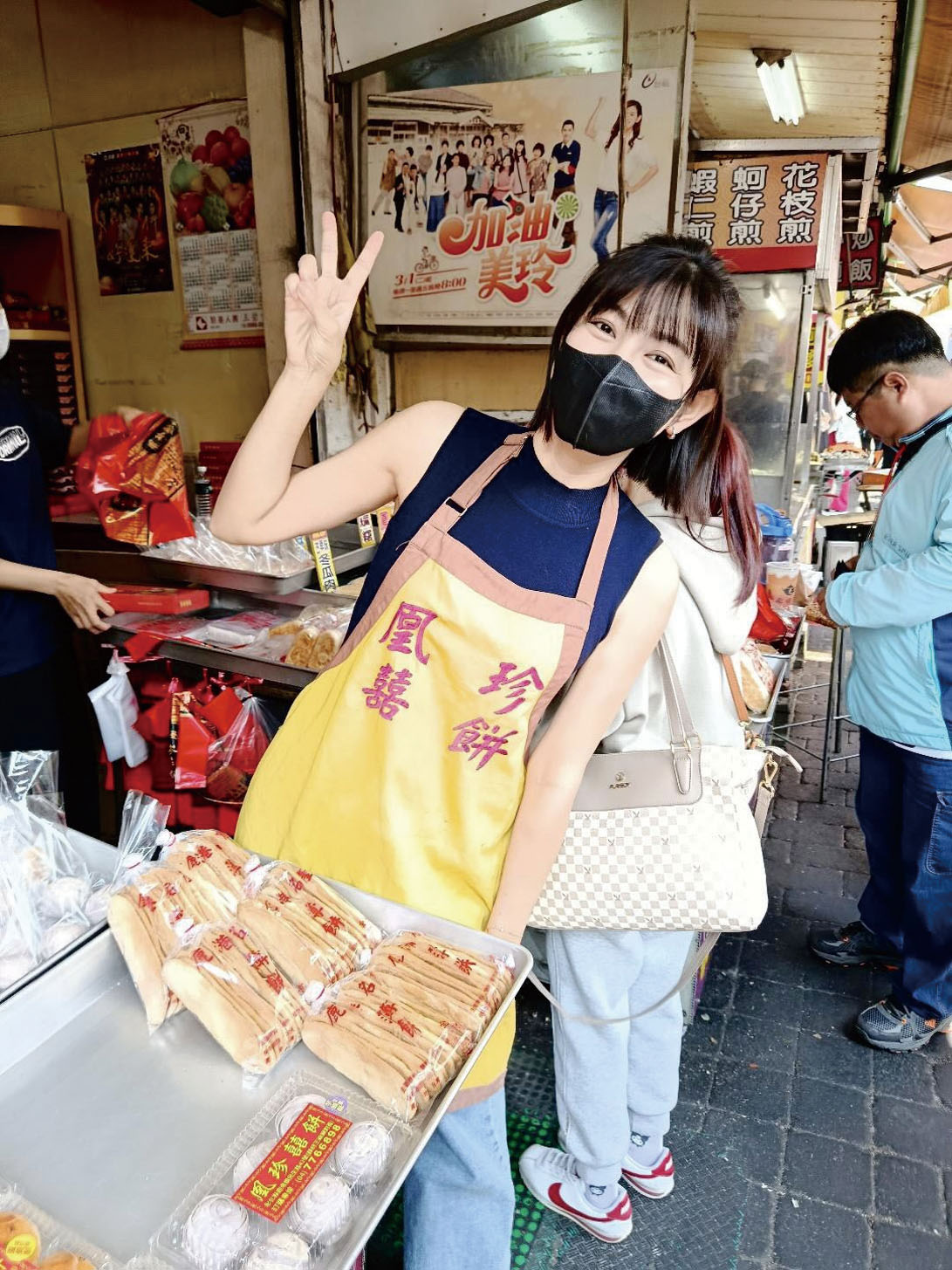 米可白回老家幫忙賣餅。網上圖片