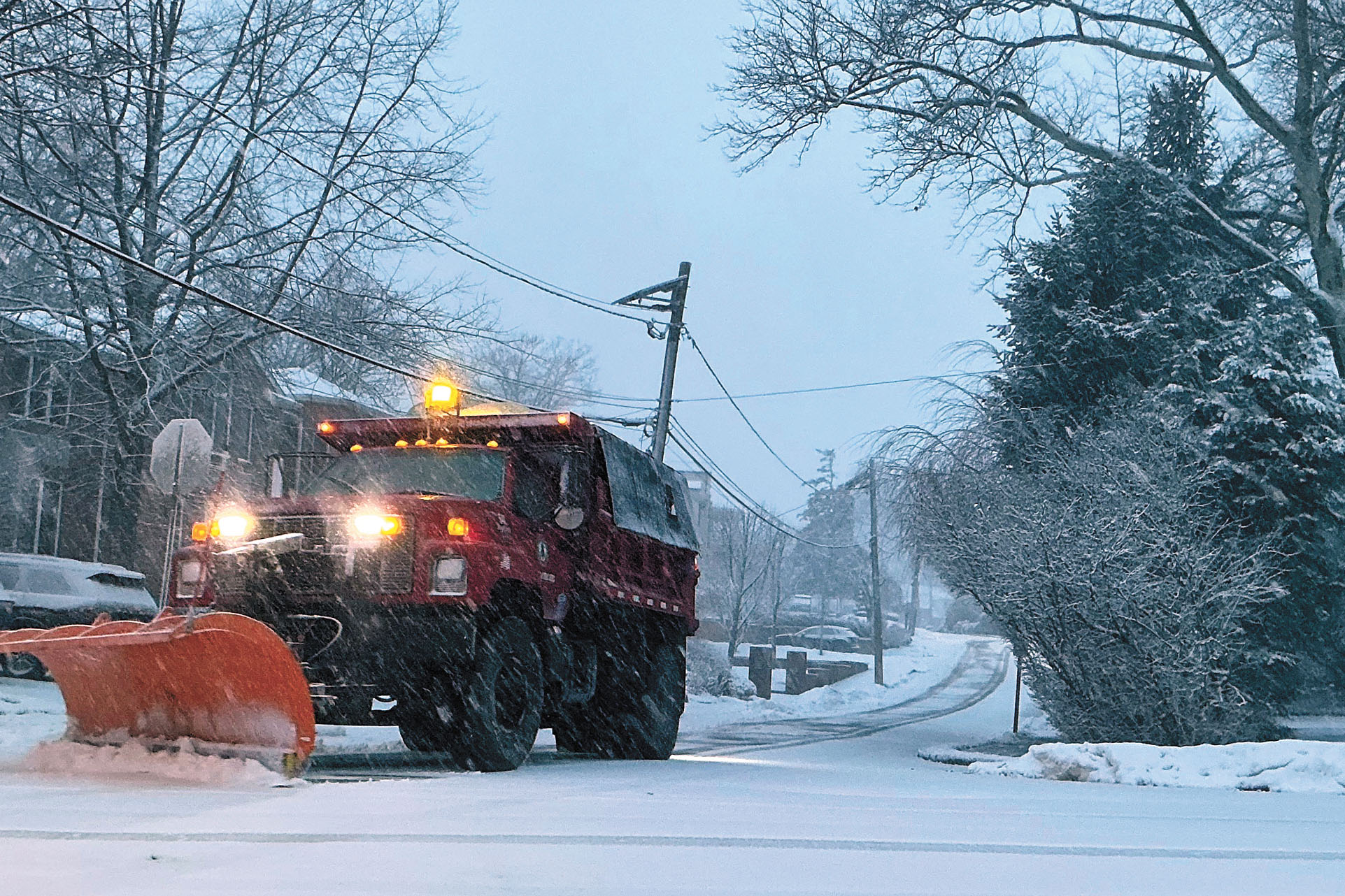 新澤西州李堡（Fort Lee），一輛鏟雪車清理街道積雪。 美聯社