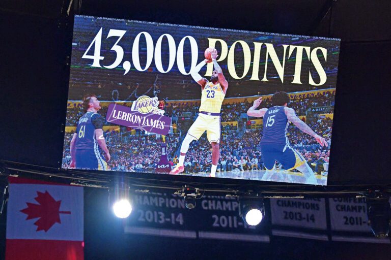 詹姆斯成為首位總得分突破43000分的球員，卻無法挽救湖人的敗局。路透社