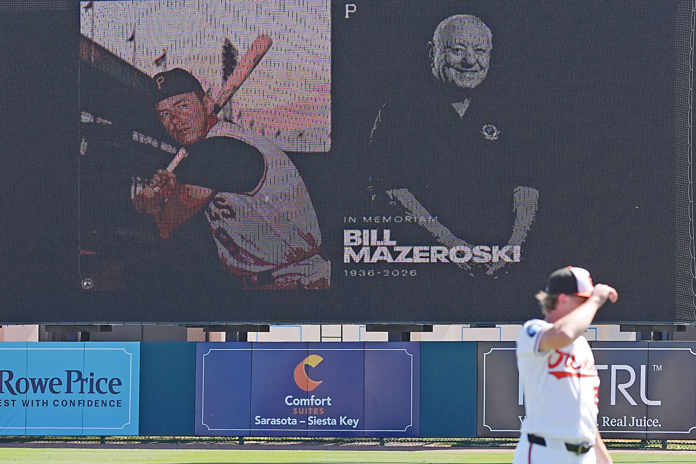 海盜春訓賽悼念馬澤羅斯基。美聯社