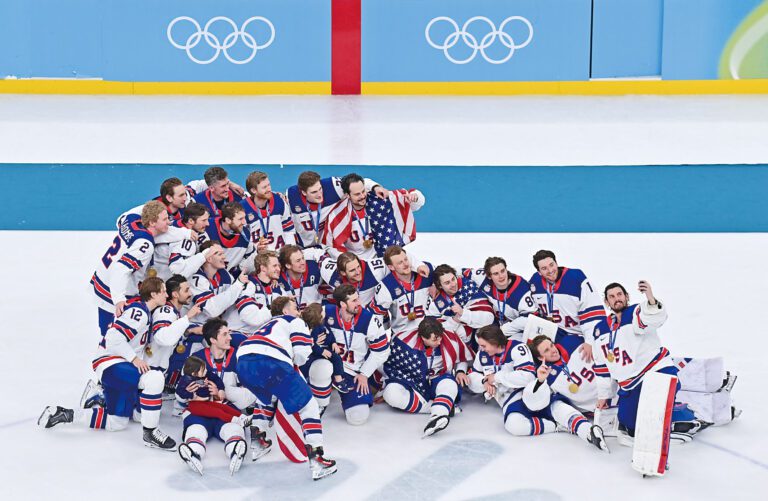 美國男子冰球時隔46年再次站上世界之巔。新華社