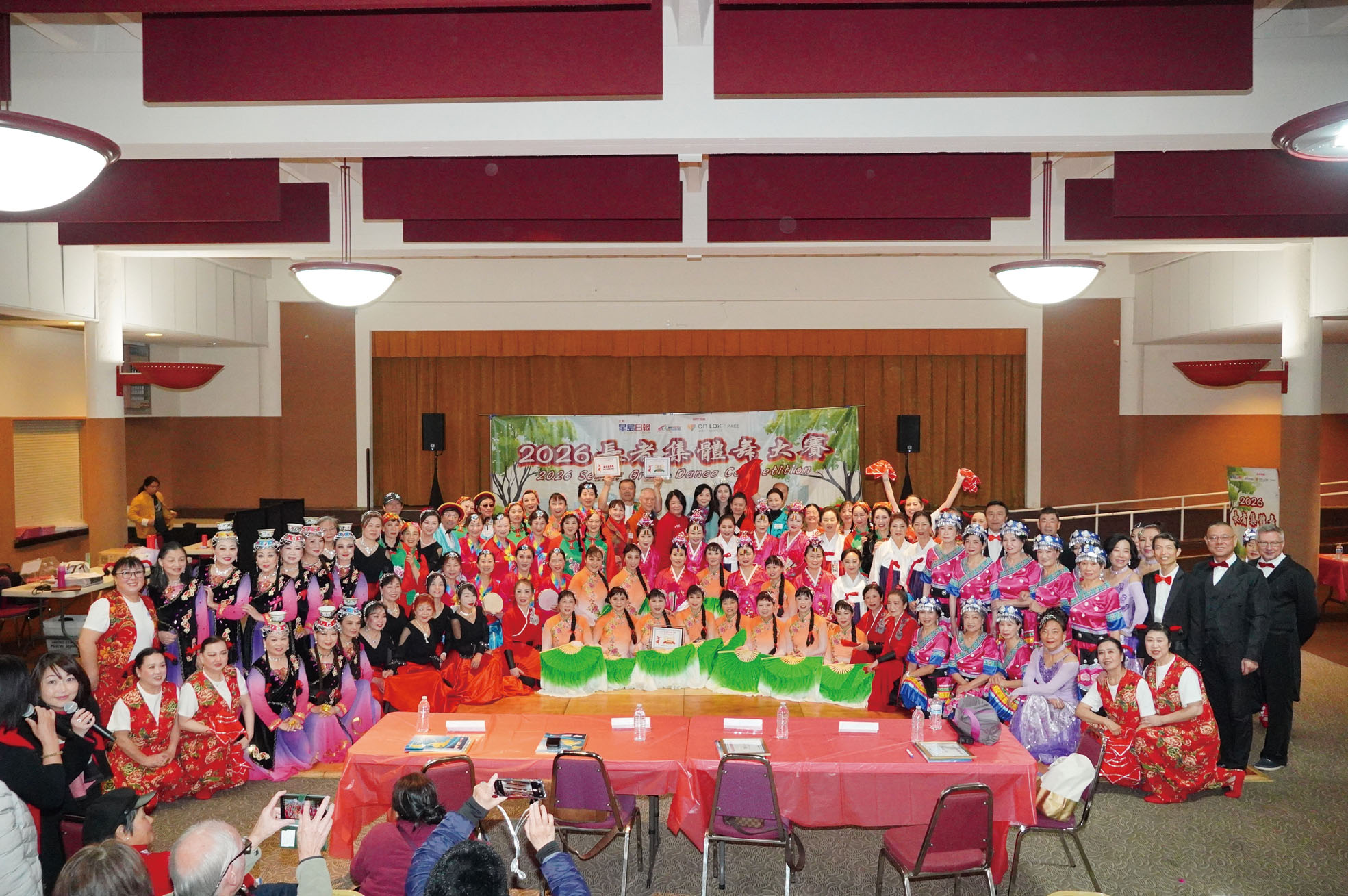 12個參賽舞蹈團與主辦方、贊助方及評委們大合影。記者黃偉江攝