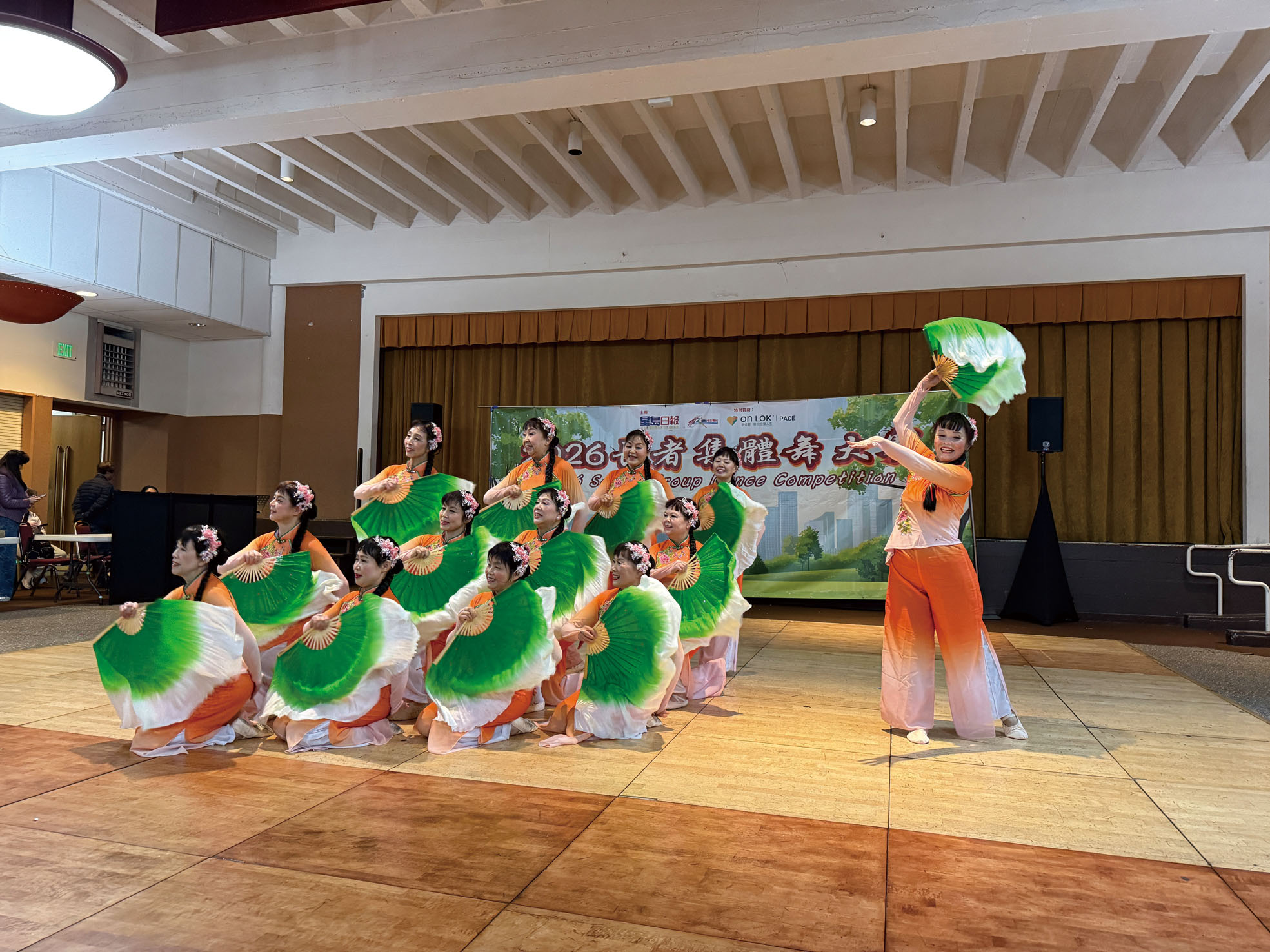 北菲蒙腰鼓舞蹈團表演《誰不說俺家鄉好》奪得冠軍。記者黃偉江攝