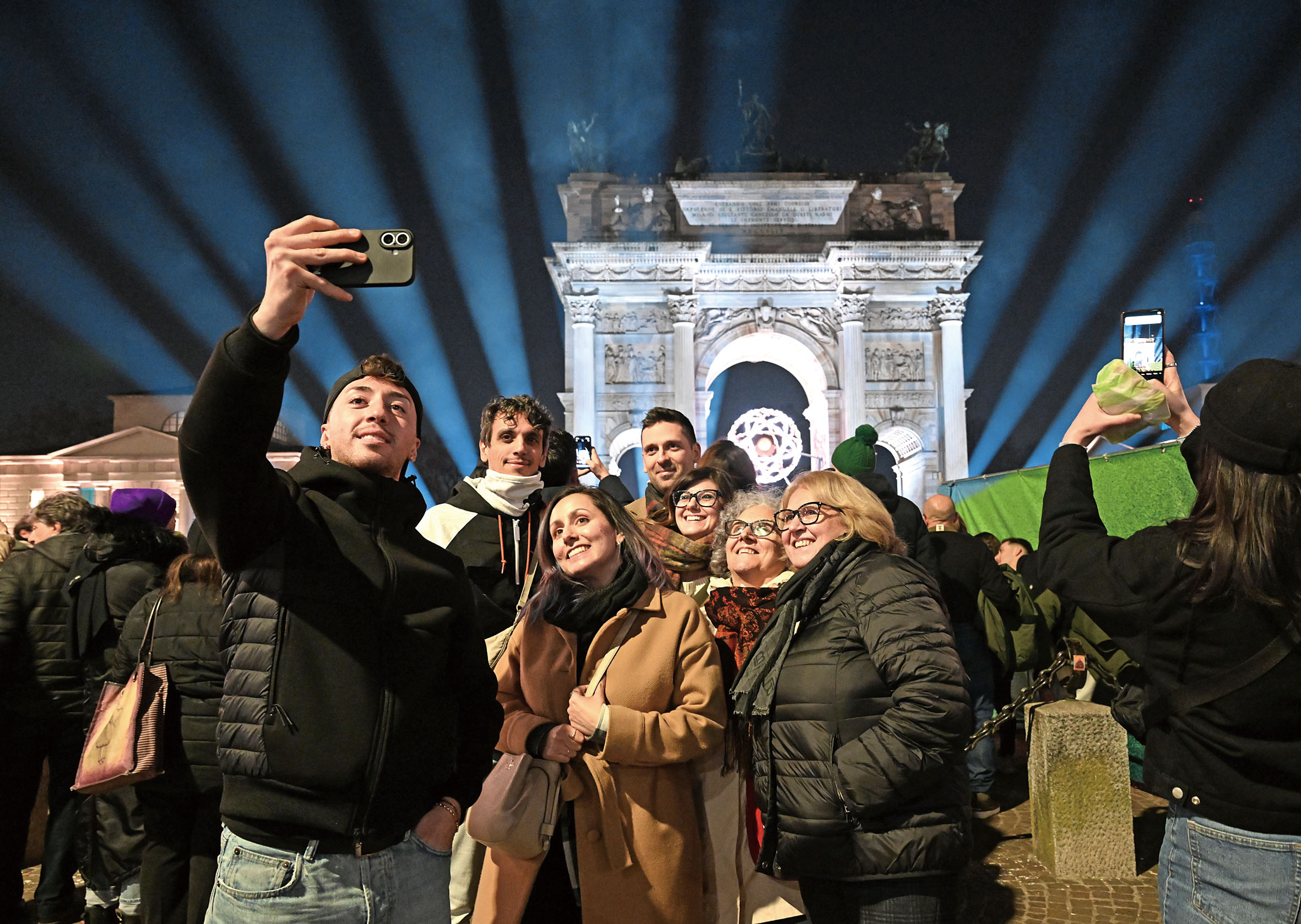 人們和熄滅前的主火炬合影。新華社