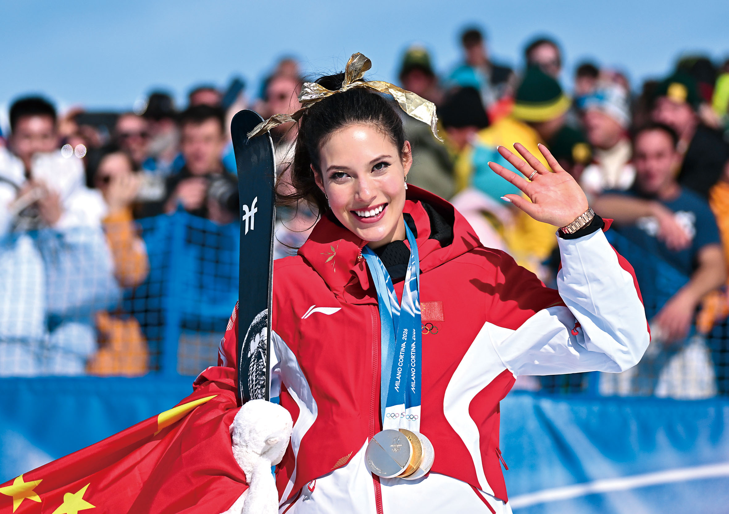 谷愛凌在頒獎儀式後向觀眾致意。新華社