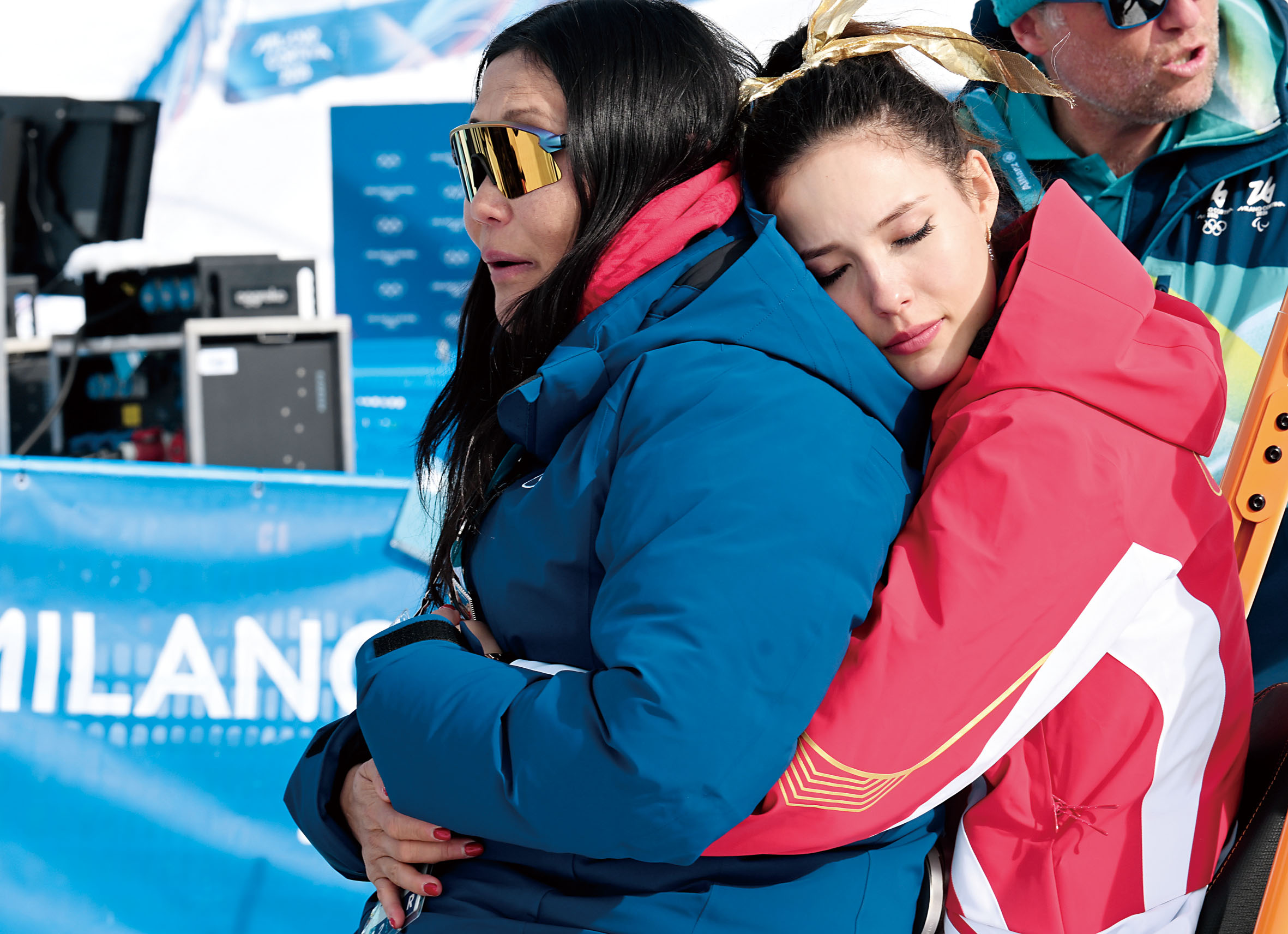 她在頒獎儀式後擁抱母親谷燕。新華社